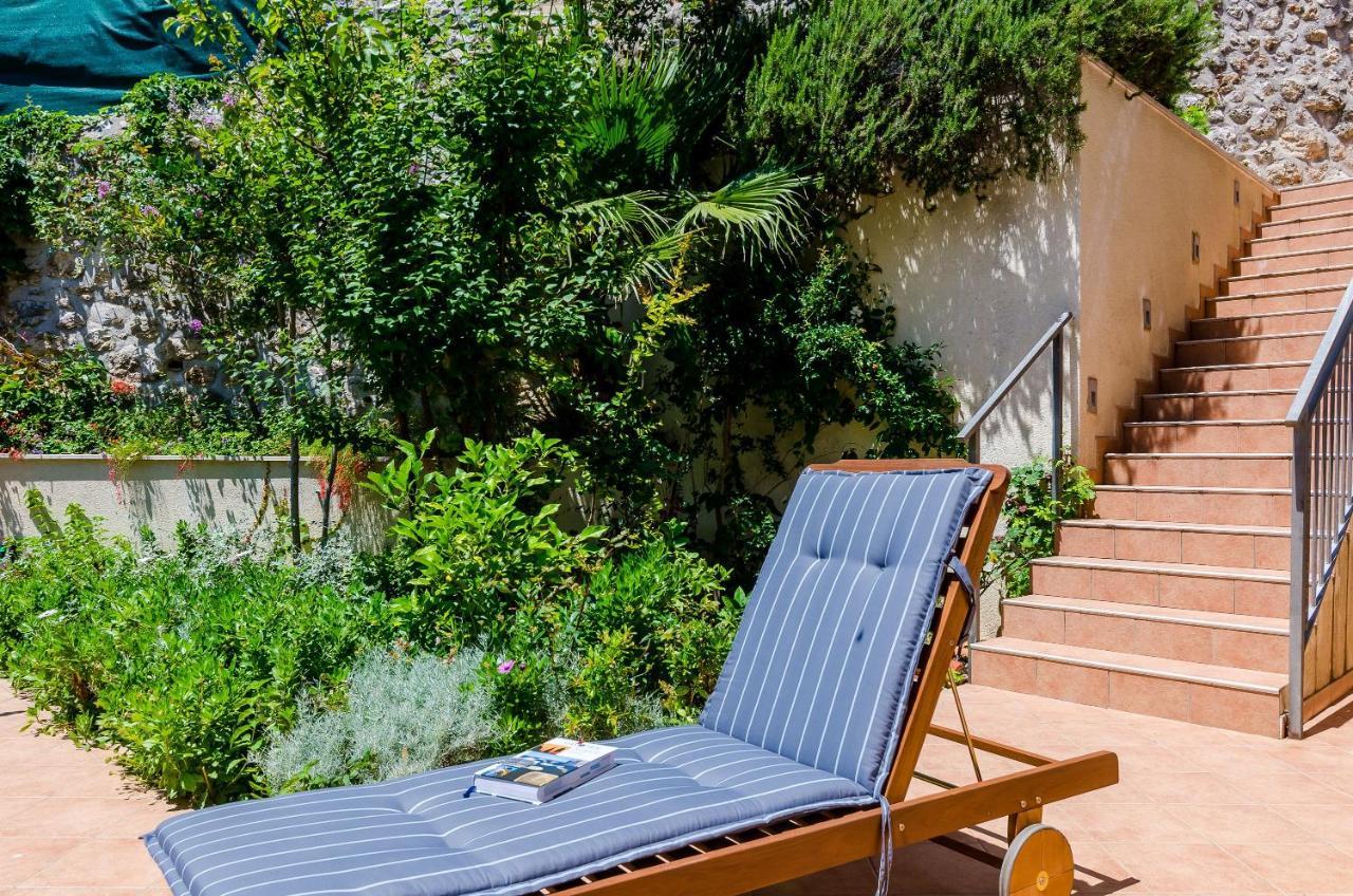 Private Garden *